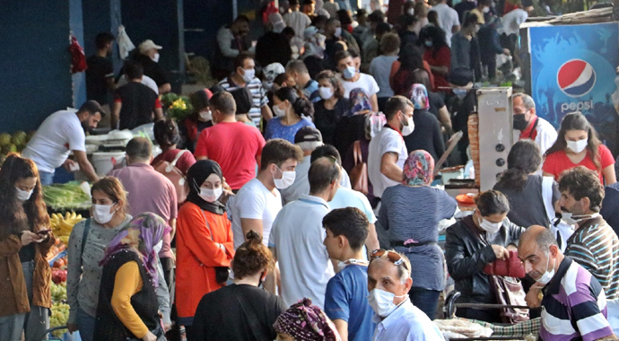 Antalya’da kapalı semt pazarında sosyal mesafe ‘sıfıra' indi